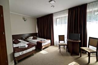 Отель Hotel Dąbrowski Освенцим Трехместный номер-3