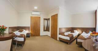 Отель Hotel Dąbrowski Освенцим Трехместный номер-6
